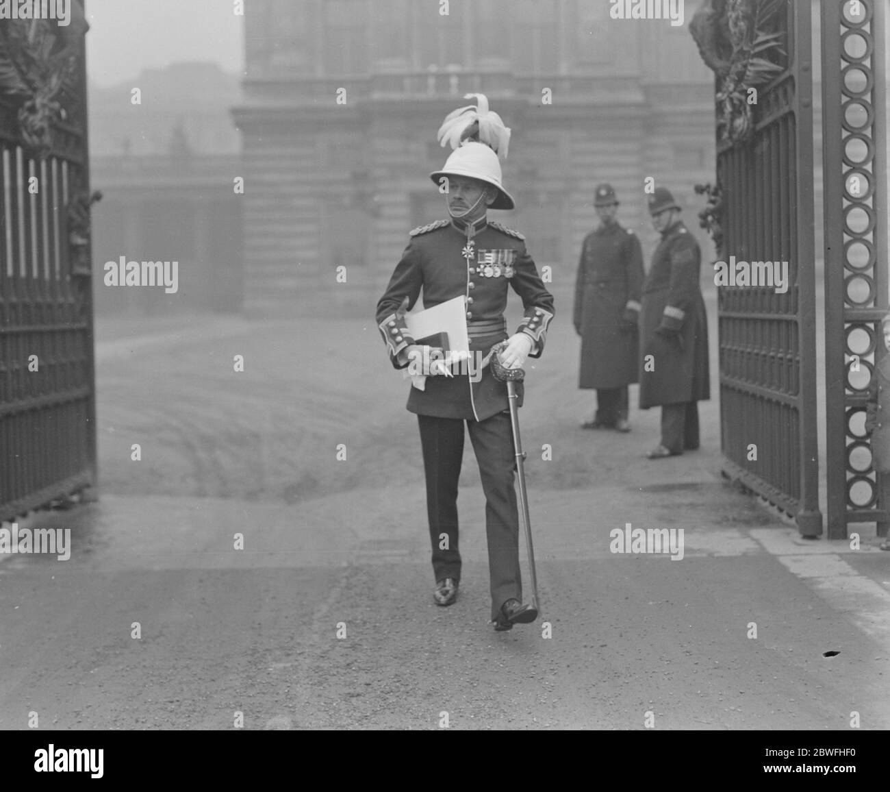 King tient une investiture . Le colonel Glasgow , qui a reçu le CBE , partant . 6 mars 1924 Banque D'Images