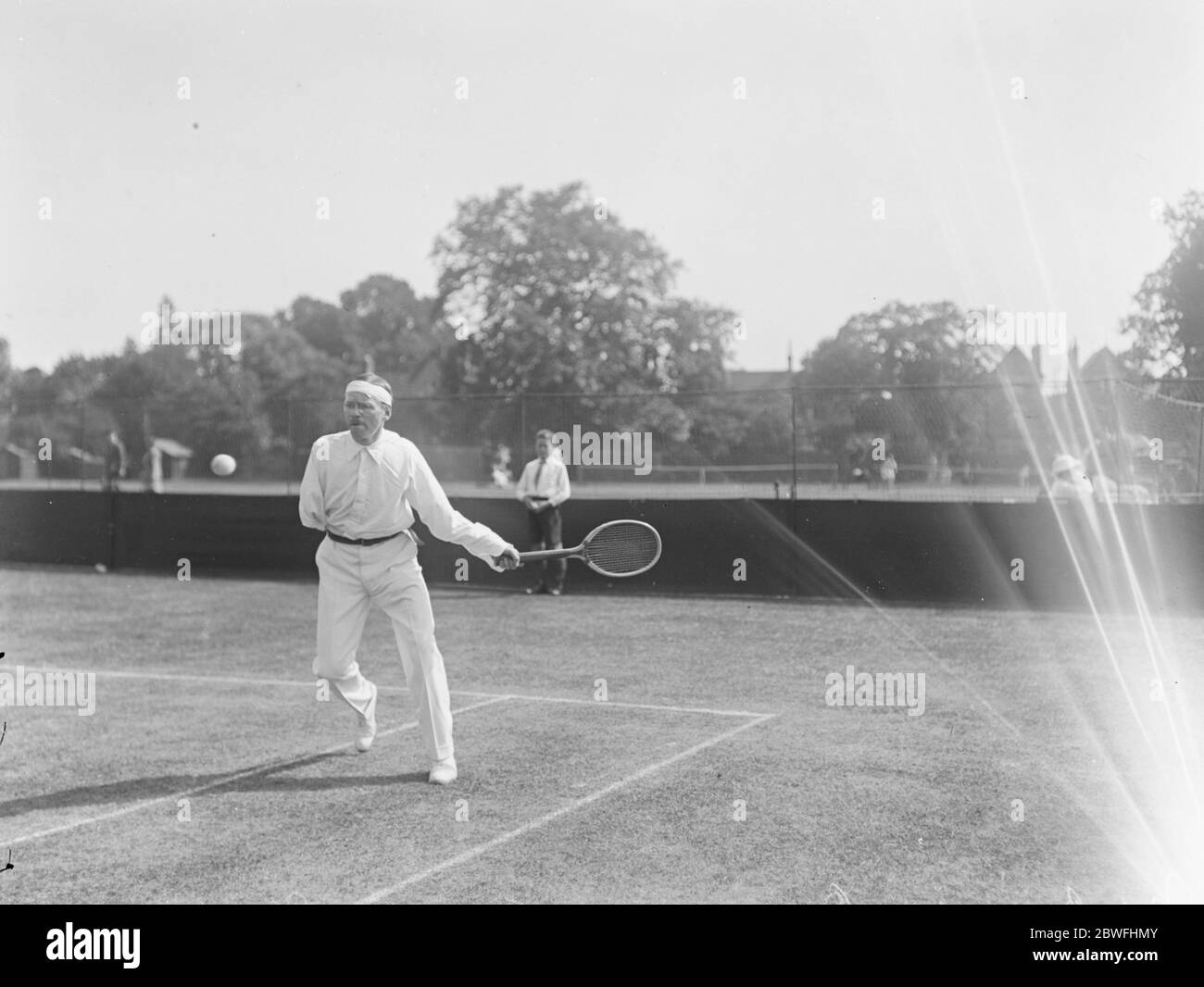 Tennis à Beckenham . M. Bignold , le seul joueur armé de tennis . 1919 Banque D'Images