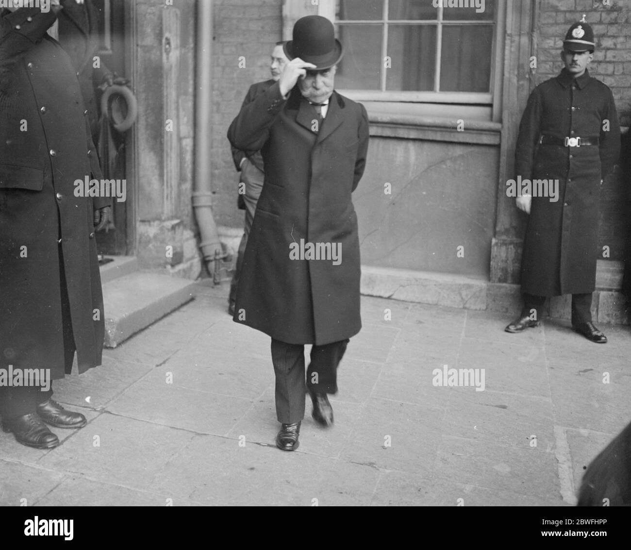 Scènes historiques de Dublin . Le gouvernement provisoire de l'Irlande du Sud prend le contrôle du château de Dublin . Lord Fitz Alan , le Viceroy , quittant le château après la cérémonie . 17 janvier 1922 Banque D'Images