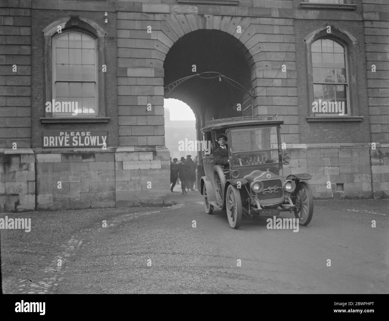Scènes historiques de Dublin . Le gouvernement provisoire de l'Irlande du Sud prend le contrôle du château de Dublin . La voiture contenant M. Michael Collins passant par l'arche reliant le Yard du Château inférieur au Yard du Château supérieur . 17 janvier 1922 Banque D'Images