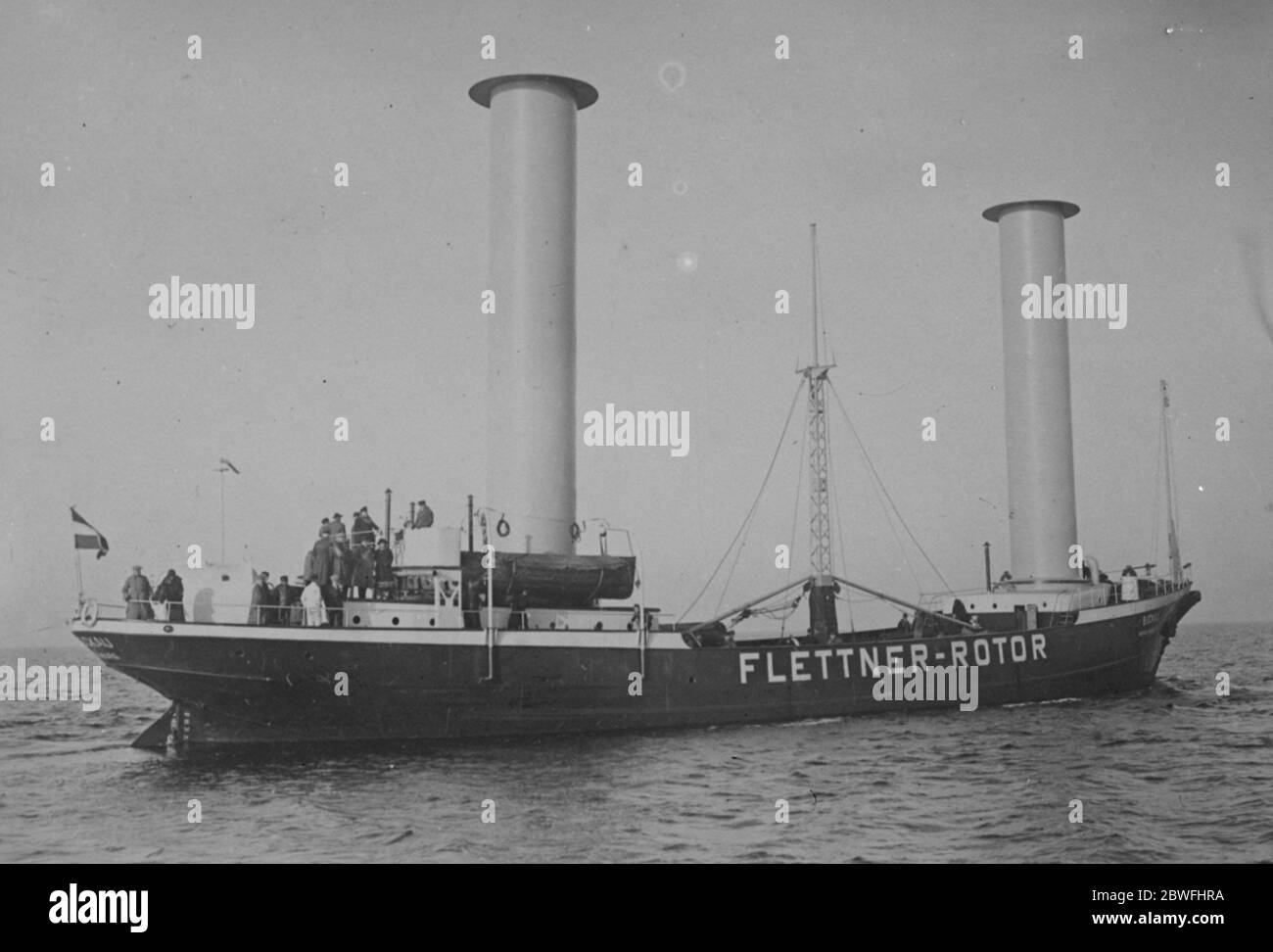 Le voilier . Herr Anton Fletter a inventé un nouveau plan de voile . Il se compose de cylindres métalliques pour prendre la place de mâts et voiles dans les navires . Ces cylindres tournent dans le vent 100 fois par minute et produisent de l'électricité pour servir un moteur qui entraîne la vis . Vu ici à Kiel , Allemagne, le 10 novembre 1924 Banque D'Images