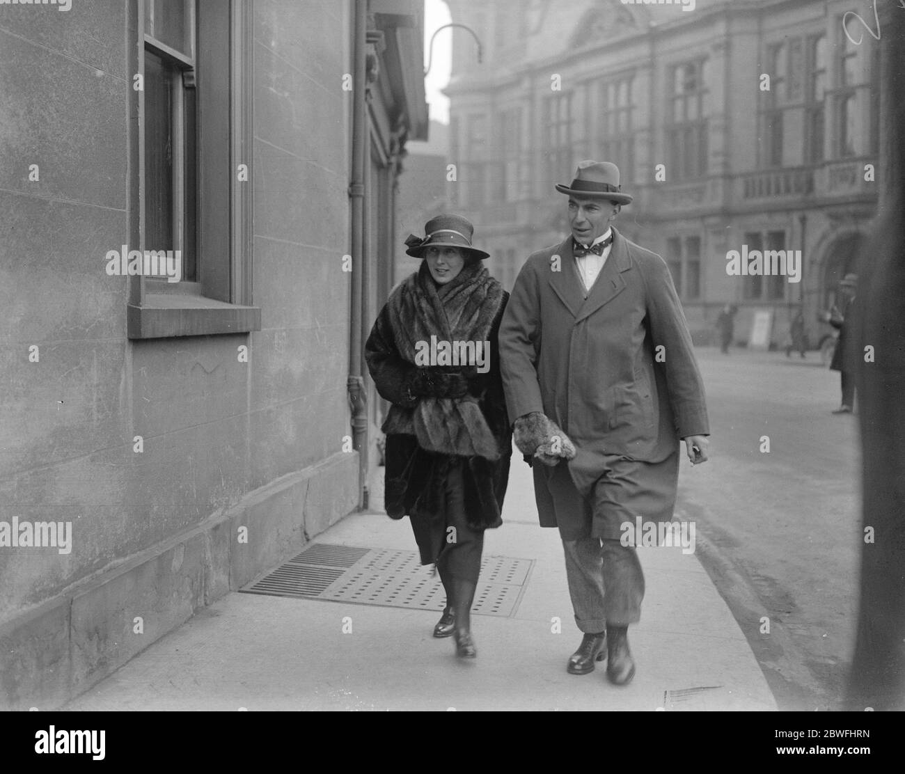 Procès Armstrong à Hereford . Arrivée de M. Oswald Martin et de Mme Martin . 5 avril 1922 Banque D'Images