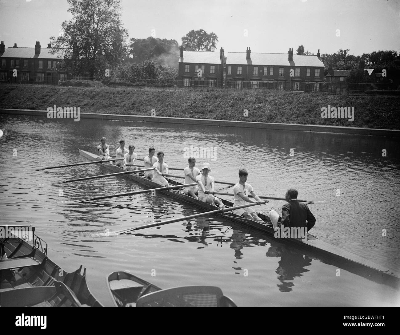 Aviron . Seul équipage aveugle du monde de huit personnes pratique sur la rivière Severn . 25 juillet 1923 Banque D'Images
