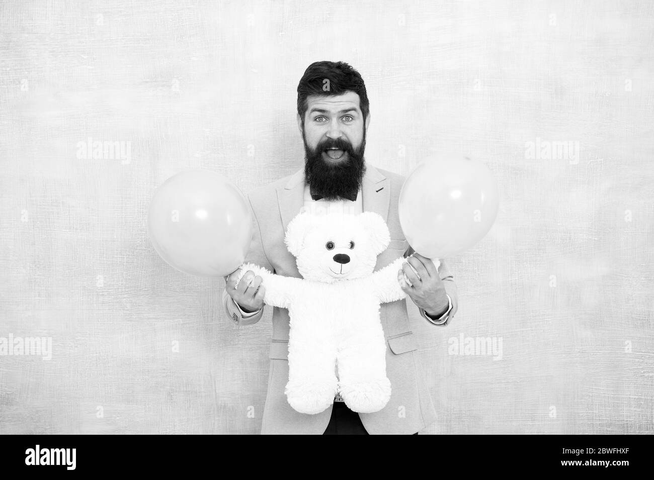 Saint Valentin. Homme romantique avec ours en peluche et ballons d'air attendant petite amie. Cadeau romantique. Date romantique. Journée pour femme. Mariage de groom. Sexe révéler la partie. Modèle traditionnel de don de cadeaux. Banque D'Images