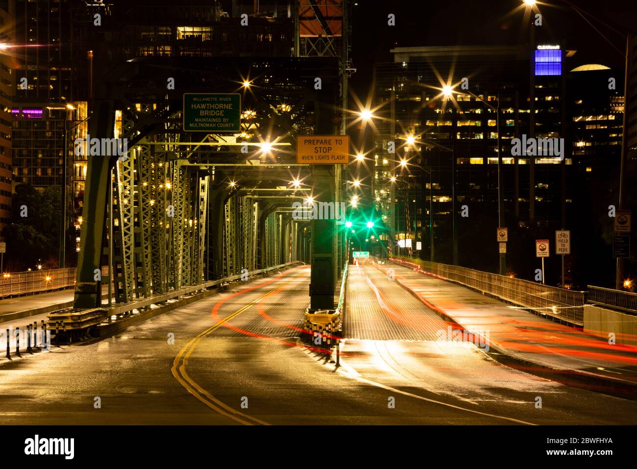 Hawthorne Bridge de nuit, Portland, Oregon, États-Unis Banque D'Images