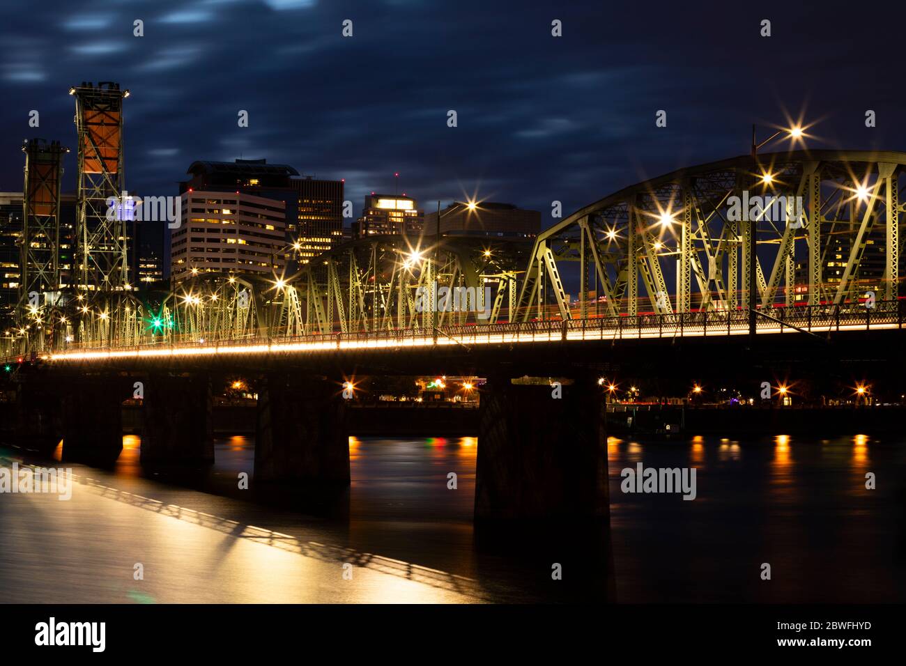 Hawthorne Bridge au-dessus de la rivière Willamette la nuit, Portland, Oregon, États-Unis Banque D'Images