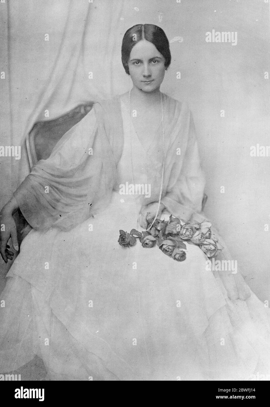 Société dame comme Madonna . Mme Von Daroczy , épouse du ministre hongrois à Vienne , qui pose comme la Madonna une grande peinture d'autel à placer dans l'église votive de Budapest. 30 janvier 1925 Banque D'Images
