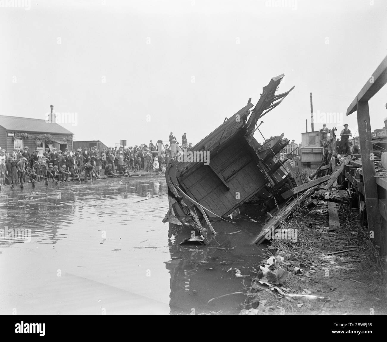 Train Smash près de Gravesend . Un des bus rentournés dans le canal . 21 août 1922 Banque D'Images