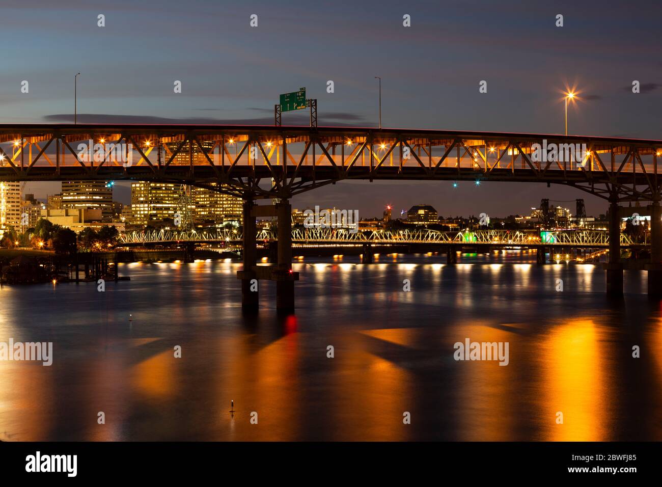 Marquam Bridge au-dessus de la rivière Willamette la nuit, Portland, Oregon, États-Unis Banque D'Images