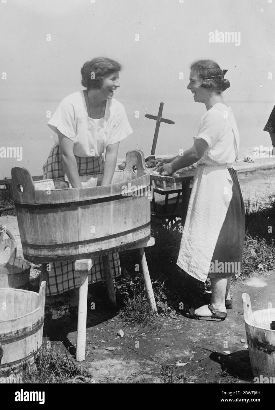 Où l'élevage dit . Les Princesses Olga et Maria Saratosky , qui, malgré le fait qu'ils vivent maintenant dans une cabine paysanne , et doivent faire leur propre lavage - en fait faire leur propre vie par la lessive - sont capables de rire du destin . Les filles vivent sur la rive du lac de Constance . 16 octobre 1926 Banque D'Images