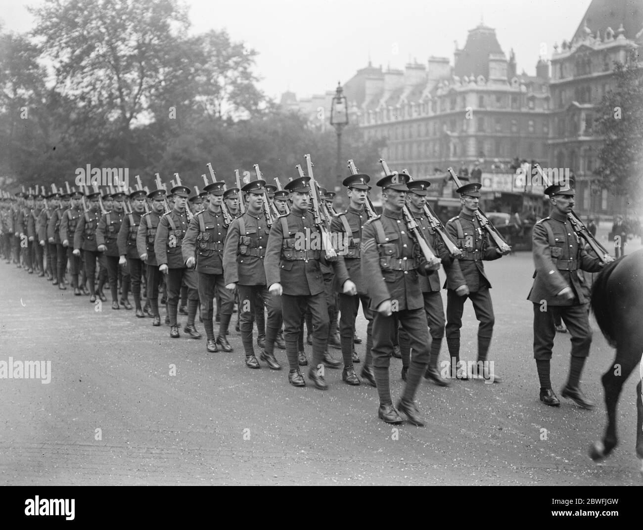 Trooping des couleurs UNE compagnie de la Garde galloise sur leur chemin à Hyde Park pour la cérémonie du 5 juin 1920 Banque D'Images