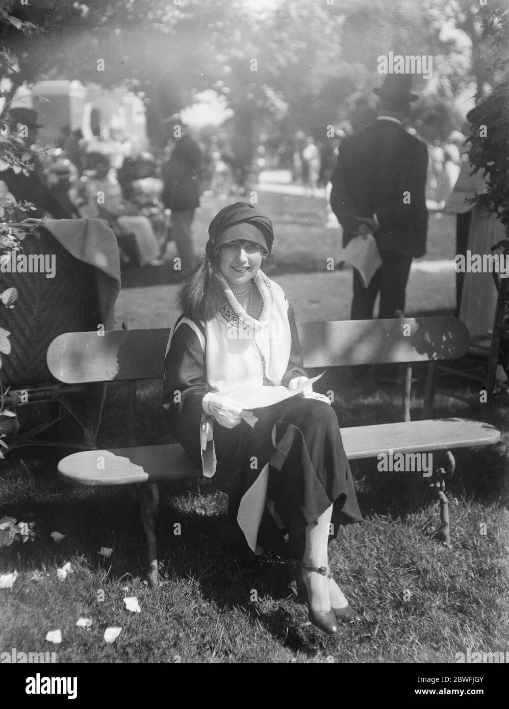 Société à Deauville . Mlle Elena Griffith , actrice américaine , dans le paddock aux courses de Deauville . 8 août 1923 Banque D'Images