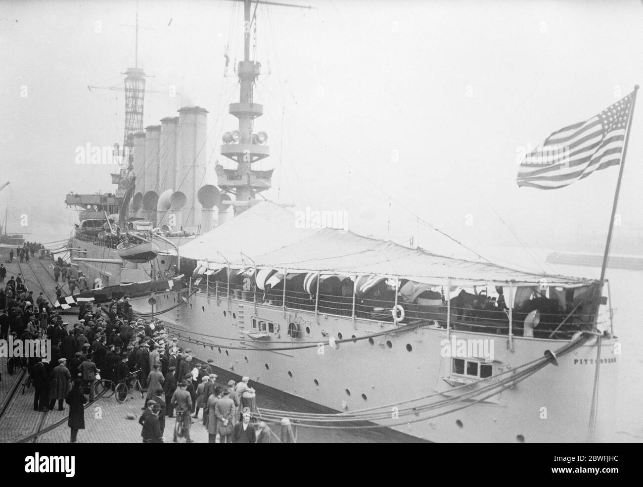 Un navire de guerre américain visite la Hollande . Le navire de guerre américain Pittsburg a effectué une visite à Rotterdam et le commandant , l'amiral Philip Andrews, a été reçu par la suite au ministère de la Marine à la Haye . 23 octobre 1923 Banque D'Images