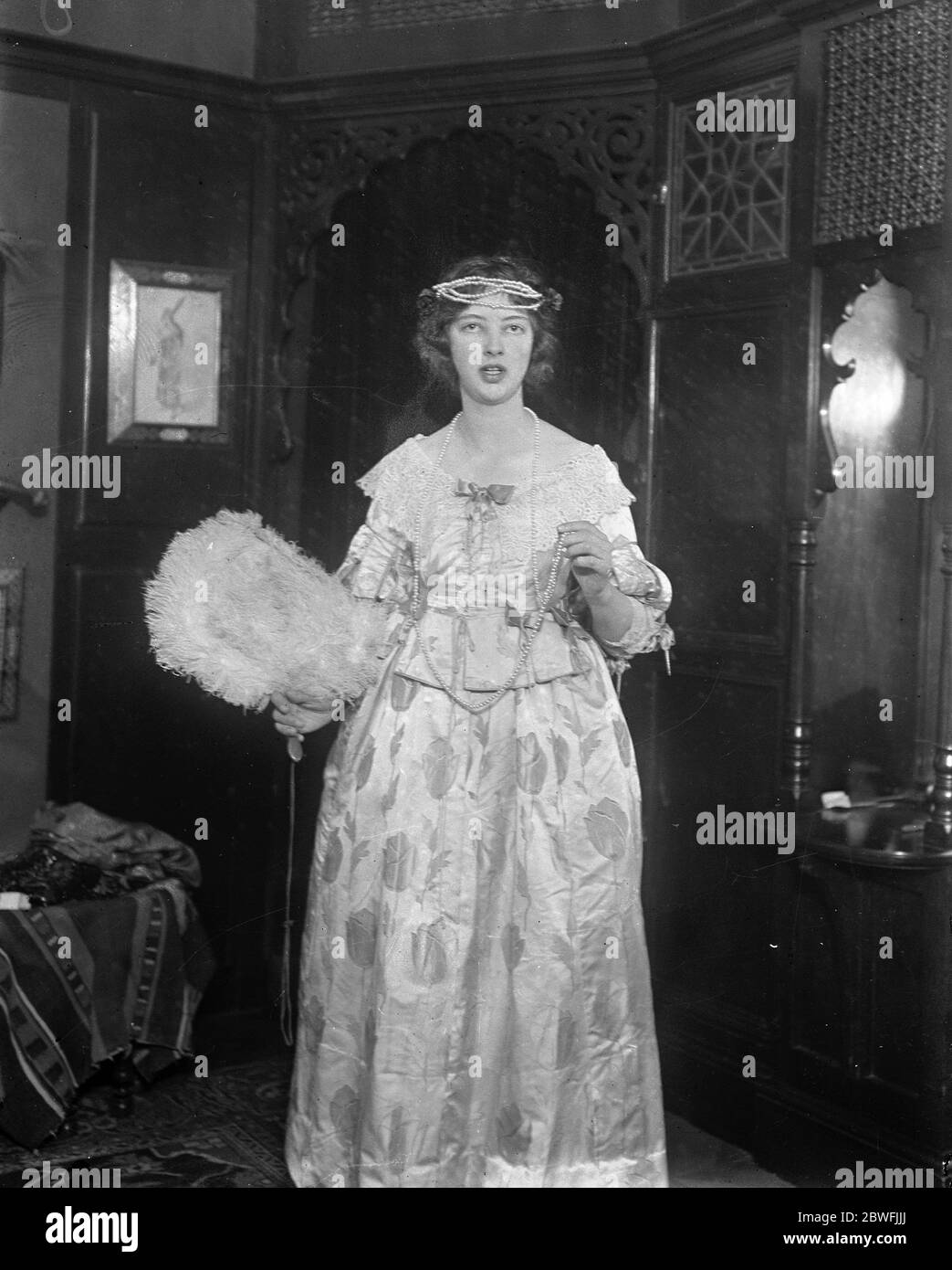 Quand Stuarts a gouverné . L'honorable Antonia Benson , représentant charmant d'une période pittoresque , dans le costume qu'elle portera au Devonshire House Pageant of Dress . 23 novembre 1921 Banque D'Images