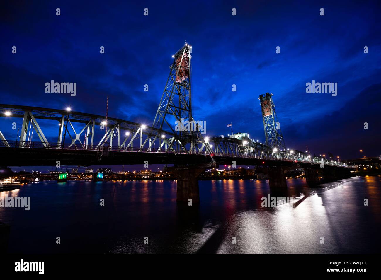 Hawthorne Bridge au-dessus de la rivière Willamette la nuit, Portland, Oregon, États-Unis Banque D'Images