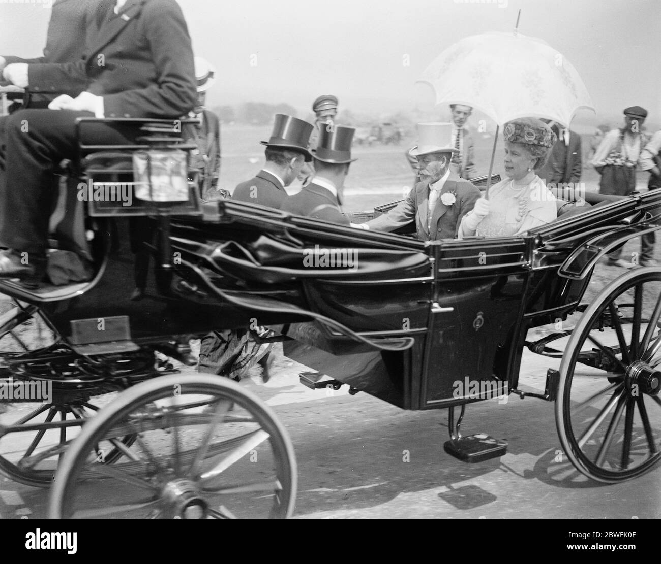 Derby Day le Royal Party arrive sur le cours le 31 mai 1922 Banque D'Images