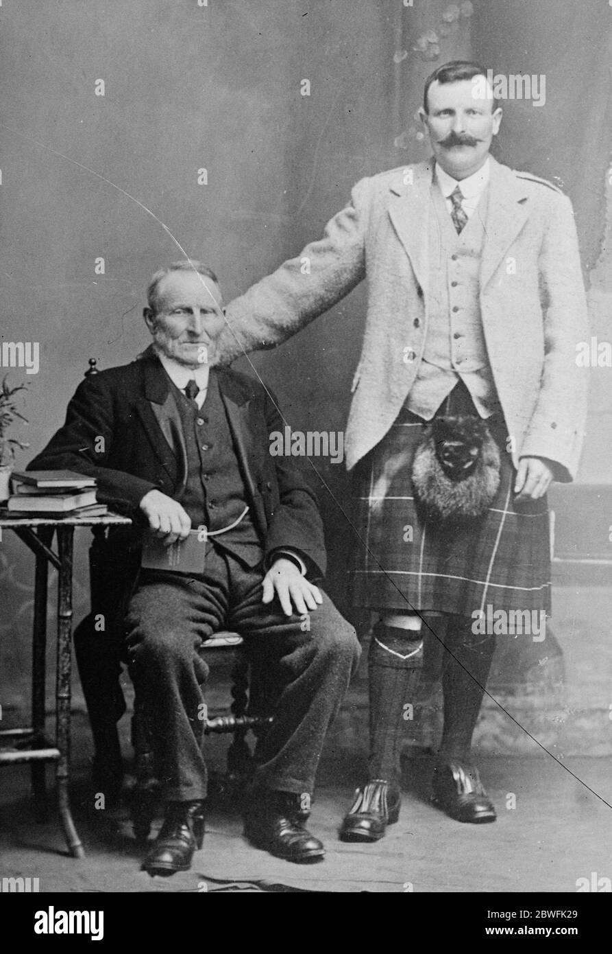 St Kilda Tadventis pour la royauté M. G UN Ferguson de Glasgow qui se rend chaque année sur l'île de St Kilda pour la tadventis qu'il fournit à Royalty . Cette année, il a eu ' tempête est resté ' sur le petit engin sur lequel il fait le voyage et après avoir été signalé perdu pendant neuf jours à Stornaway sans avoir fait le passage 25 mai 1923 Banque D'Images