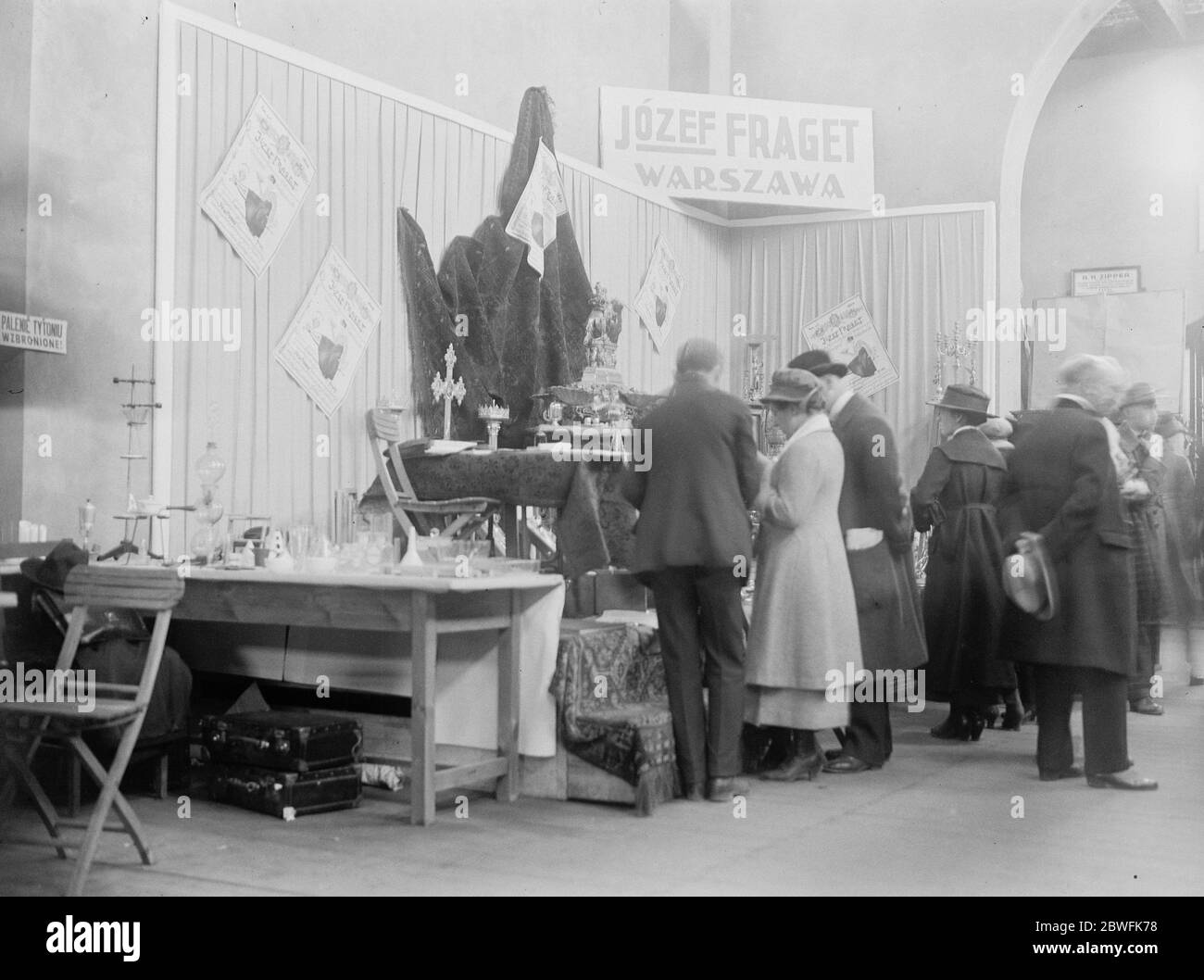 Foire de Lemberg Allemagne visiteurs à l'exposition examinin exposition de l'or et de l'argent 25 octobre 1921 Banque D'Images
