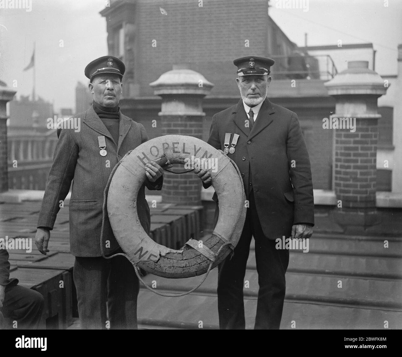 Honneurs pour les sauveteurs de vie . Lors de la réunion annuelle de l' établissement National Royal Lifeboat , le Coxswain , le 2ème Coxswain et mécanicien de moteur du Lowestoft Lifeboat et le Coxswain et le 2ème Coxswain du Gorleston Lifeboat seront décorés par l'amiral Lord Beatty avec l'Or , Les médailles d'argent et de bronze les ont décernées pour leurs services à la SS Hopelyn . A droite : Coxswain Swan ( Lowestoft ) , à gauche : Coxswain Fleming ( Gorleston ) . Ils tiennent la seule ceinture de sécurité sauvée de la Hopelyn . 17 avril 1923 Banque D'Images