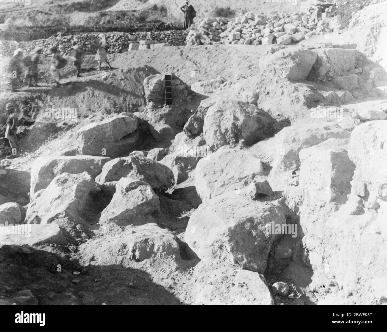 Excavation de la Palestine UNE vue plus rapprochée de la violation faite par David comme vu de l'est . Il donne une bonne idée de la confusion sauvage dans laquelle les pierres sont jetées . Quatre rangées de pierre sont traçables , et sont reconnaissables comme des cours tombés . 1924 Banque D'Images