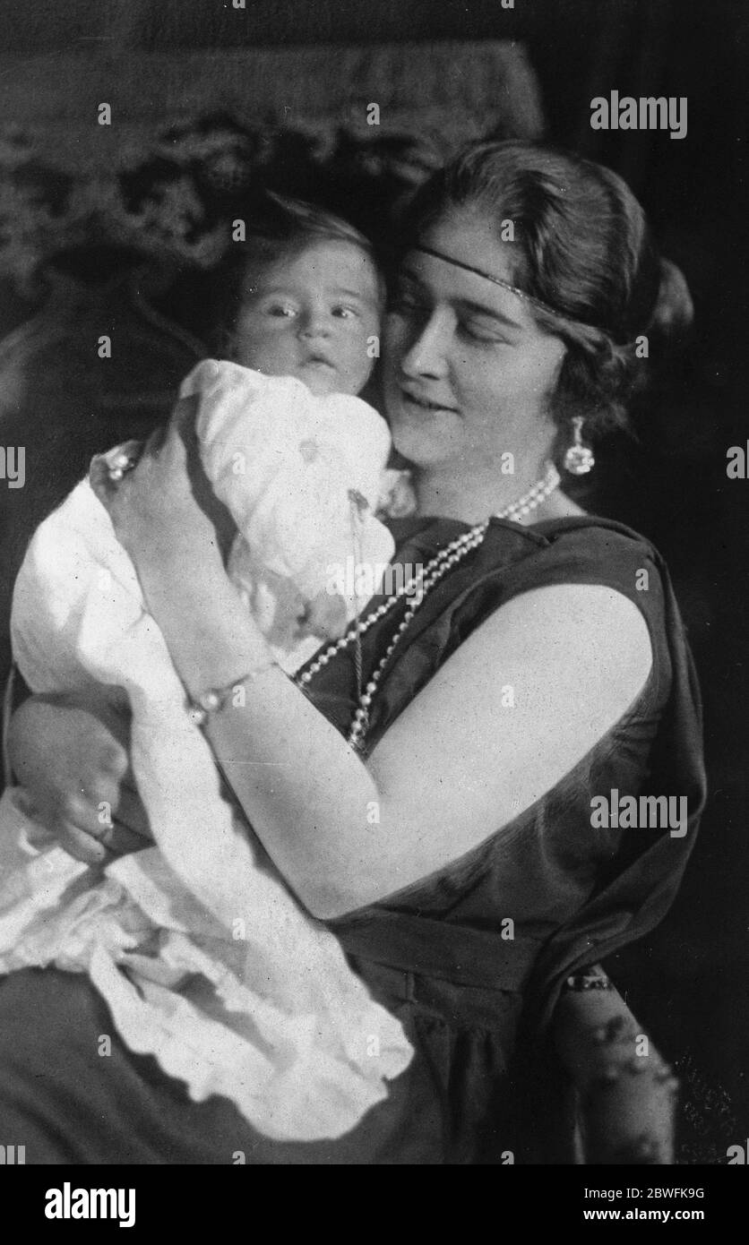 La future reine Marie de Yougoslavie de Serbie avec son fils bébé . 20 décembre 1923 Banque D'Images