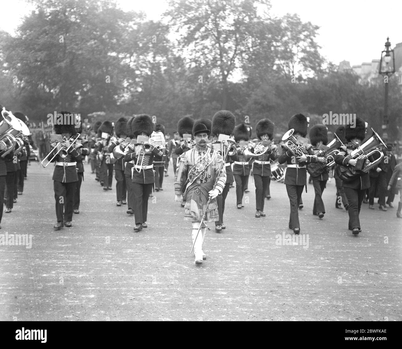 Trooping des couleurs la bande des gardes gallois dans leur robe d'état sur leur chemin à la cérémonie 5 juin 1920 Banque D'Images