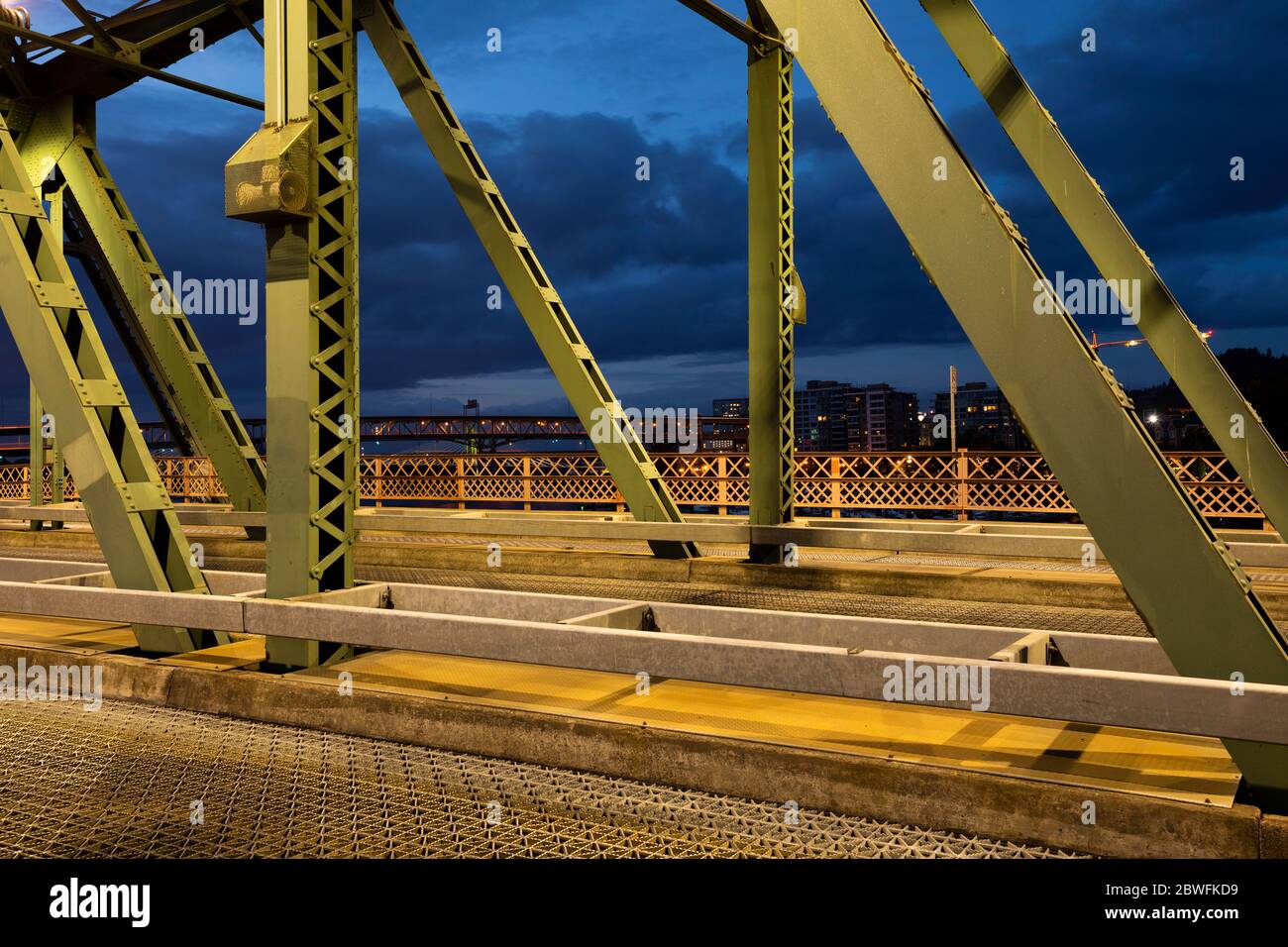 Détail du pont Hawthorne de nuit, Portland, Oregon, États-Unis Banque D'Images