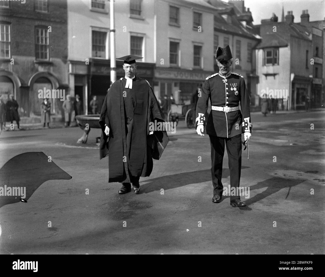 Le procès d'Armstrong à Hereford le shérif du comté , le colonel et l'aumônier arrivant à Shire Hall le 4 avril 1922 Banque D'Images