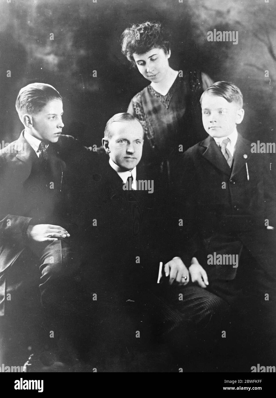 Le nouveau président américain, par décès de M. harding , de M. Calvin Coolidge , vice-président , devient automatiquement président . M. Calvin Coolidge avec sa femme et ses fils John Coolidge (à gauche) et Calvin Coolidge Junior le 3 août 1923 Banque D'Images