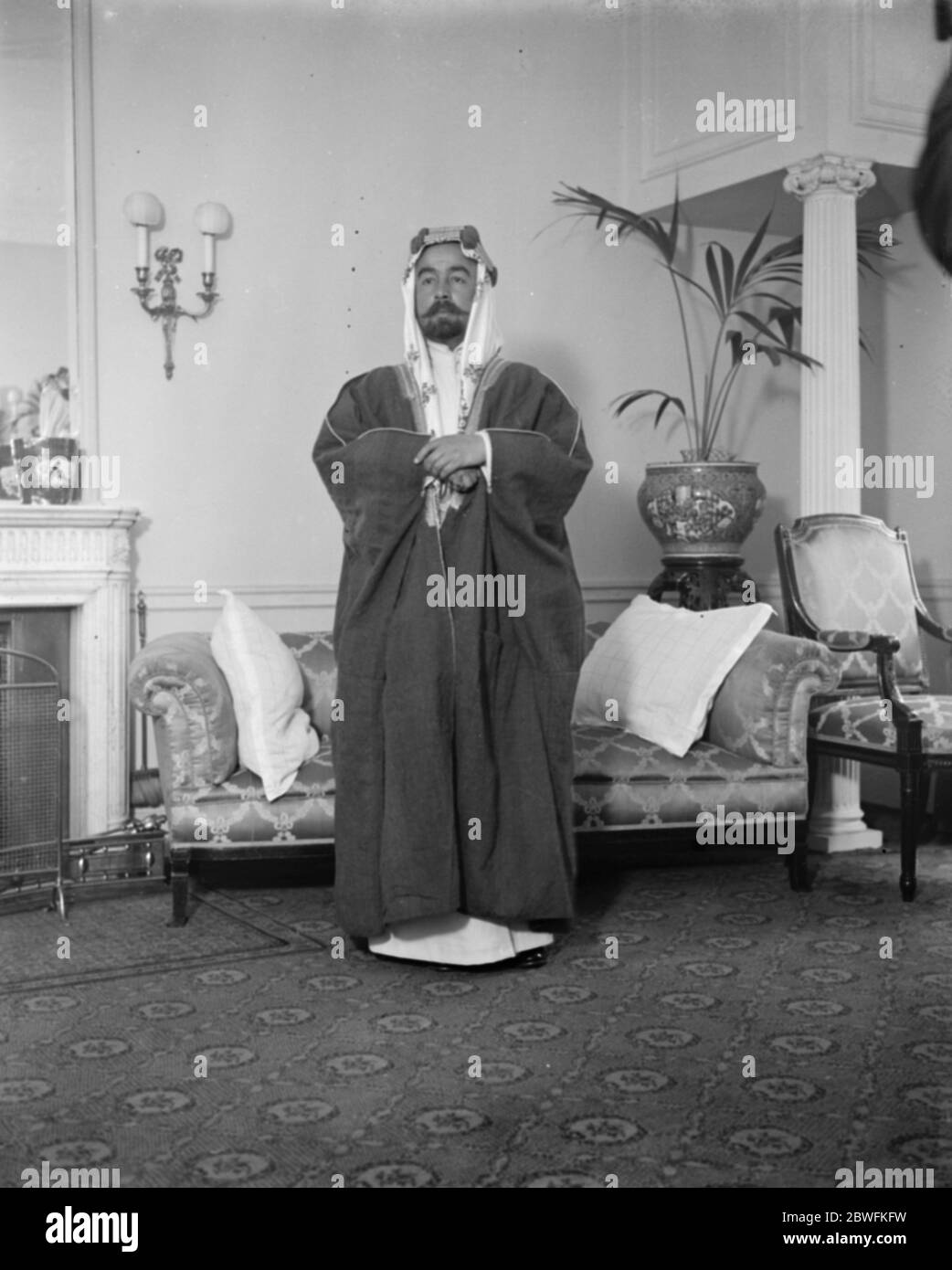 Emir Abdullah à Londres l'Emir Abdullah de la transjordanie, deuxième fils du roi du Hedjaz, est arrivé à Lonodn pour discuter des affaires transjordaniennes . L'Emir Abdullah à l'hôtel Carlton 16 octobre 1922 Banque D'Images