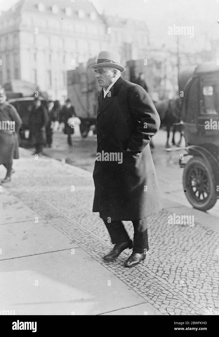 Un candidat à la présidence allemande . Dr Otto Braun , candidat social-démocrate à la présidence allemande , quittant le Reichstag . 10 mars 1925 Banque D'Images