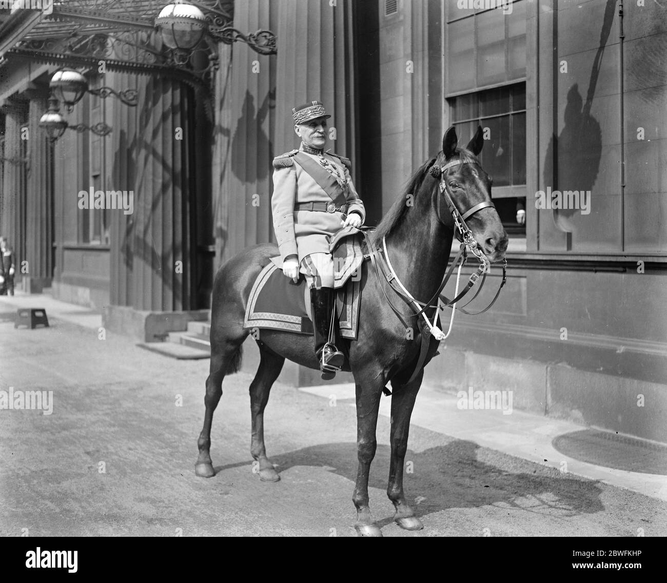 Anniversaire du Roi . Trooping de la couleur . Une photo spécialement posée du maréchal Foch prise au palais de Buckingham mercredi . Il est assis sur un chargeur Anzac prêté par sa Majesté . 3 juin 1925 Banque D'Images