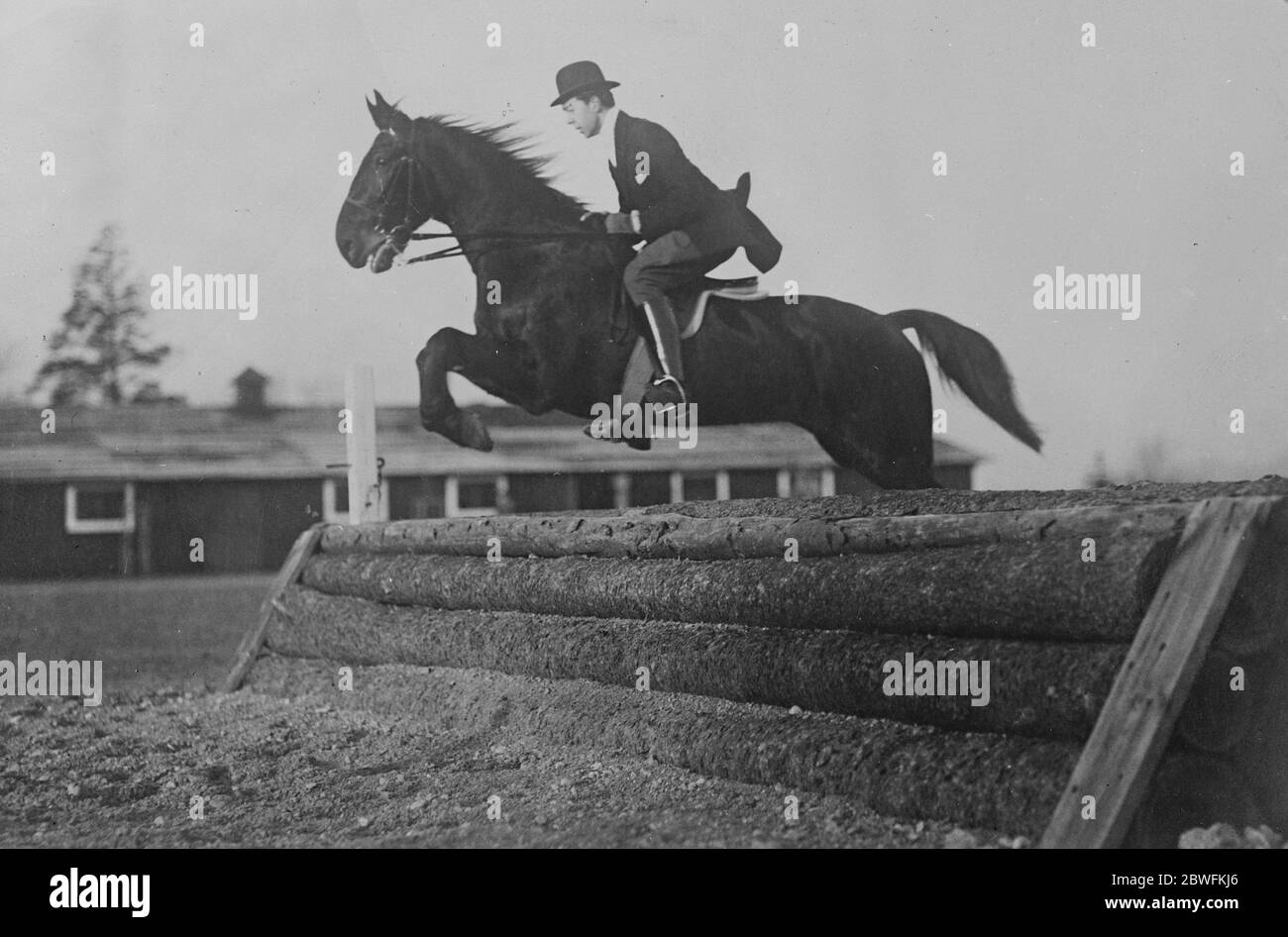 Un homme royal jockey Prince Gustav Adolf de Suède , fils aîné du prince héritier , exerçant son cheval en préparation pour le Grand Steeplechase militaire à Stockholm 24 février 1925 Banque D'Images