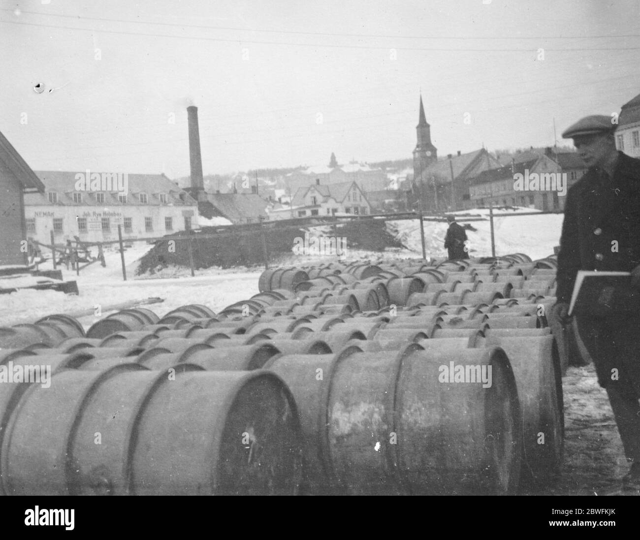 Amundsen Ellsworth Polar Flight barils d'essence sur le quai à Narvik. Ils contiennent les réserves d'essence pour le vol du 14 avril 1925 Banque D'Images