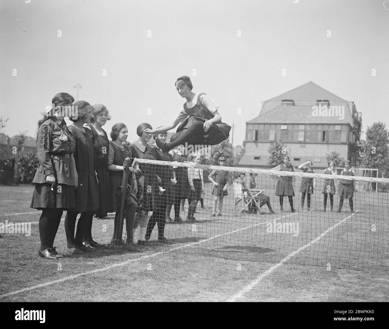 Miss Dulcie M Myhill, 16 ans, en compétition dans les sports scolaires de Wembley Grammer , a remporté neuf épreuves , obtenu la médaille du championnat et tiré dans le remorqueur gagnant de l'équipe de guerre 12 juillet 1924 Banque D'Images