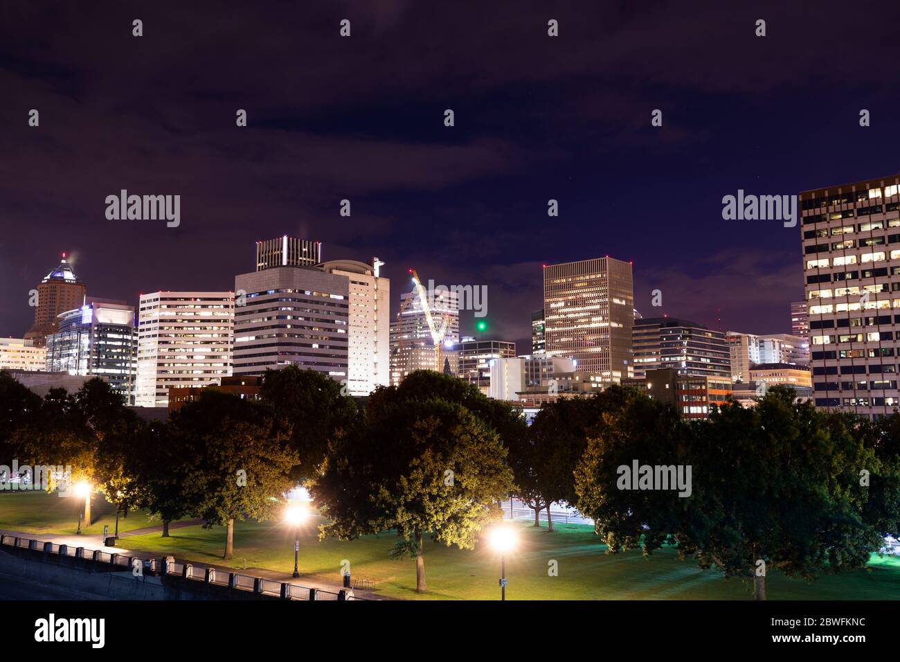 Vue sur la ville avec parc la nuit, Portland, Oregon, États-Unis Banque D'Images