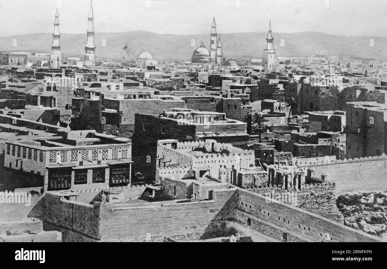 Le tombeau de Mohammed bombardé . Les Wahabis d'Arabie du Sud ont bombardé la ville sainte de Médina . Beaucoup de destruction a été faite , y compris des dommages au dôme de la grande mosquée , qui contient le tombeau du prophète Mohammed . Un panorama de la ville de Médina . 24 août 1925 Banque D'Images