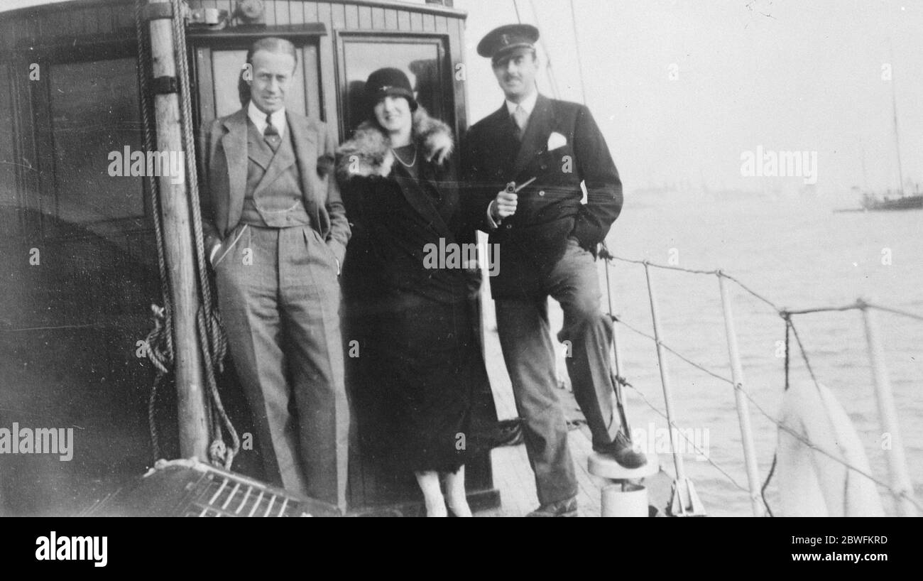 Yacht à moteur Adelaute . Capitaine et Mme Wessel et visiteur à bord . 8 octobre 1924 Banque D'Images