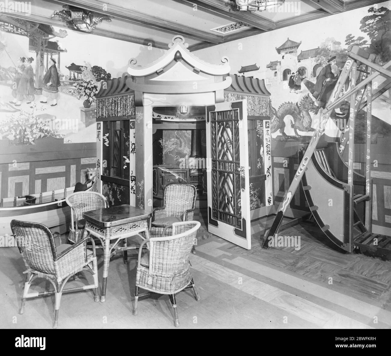 M V Alcantara . Un coin dans le terrain de jeu pour enfants . 1927 Banque D'Images