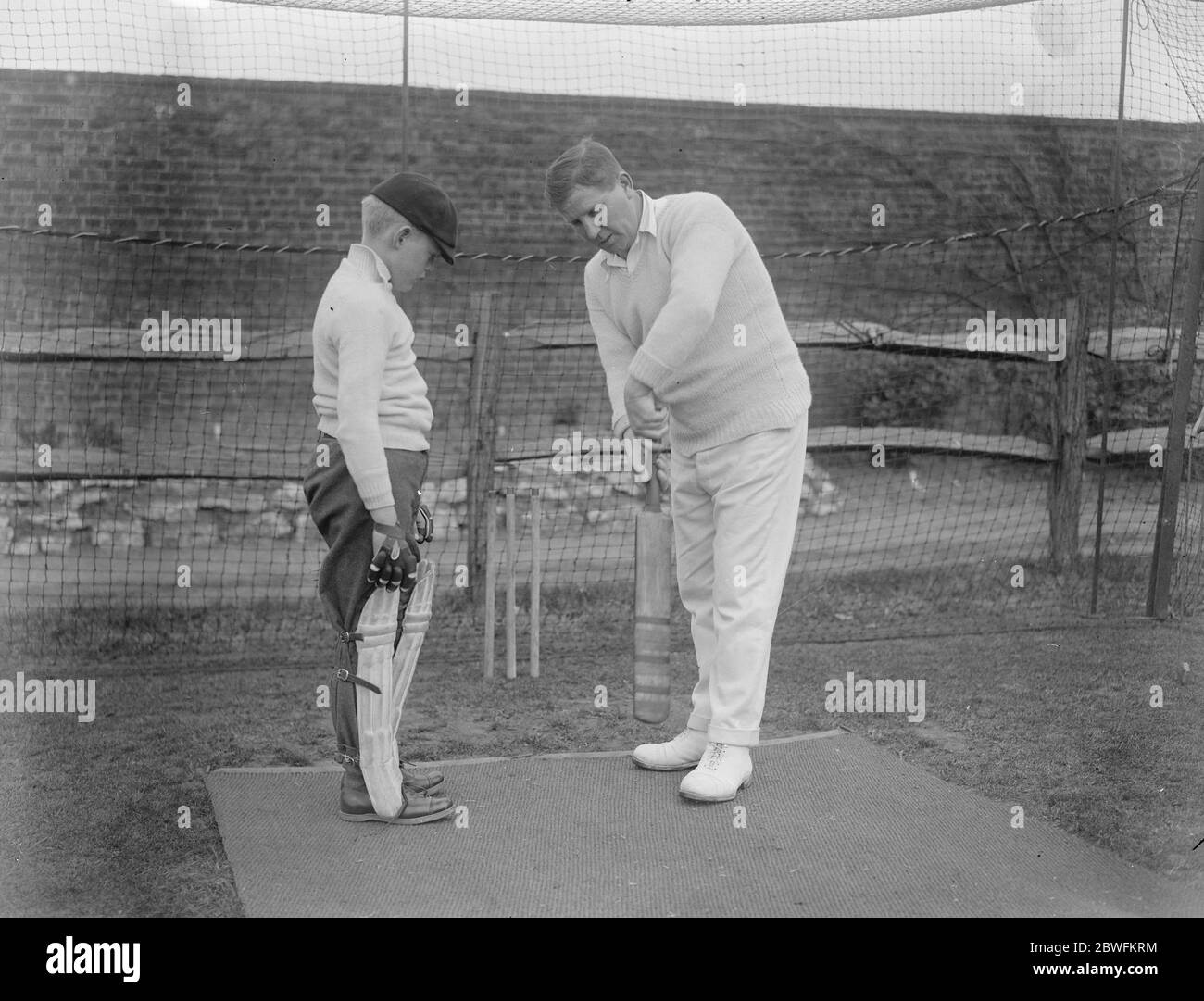 L'avènement du roi Willow Humphreys , l'ancien professionnel de Kent , est maintenant occupé à encadrer les écoliers au Club de Roehampton , où il est vu donner une leçon dans l'art de la batsmanship 8 avril 1924 Banque D'Images