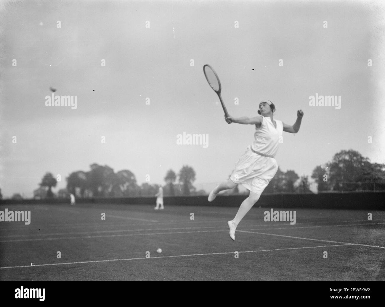 Le tournoi de tennis Surbiton . Madame Violette Lermitte ' s graceful  Lermitte ' s graceful play . 17 mai 1926 Photo Stock - Alamy