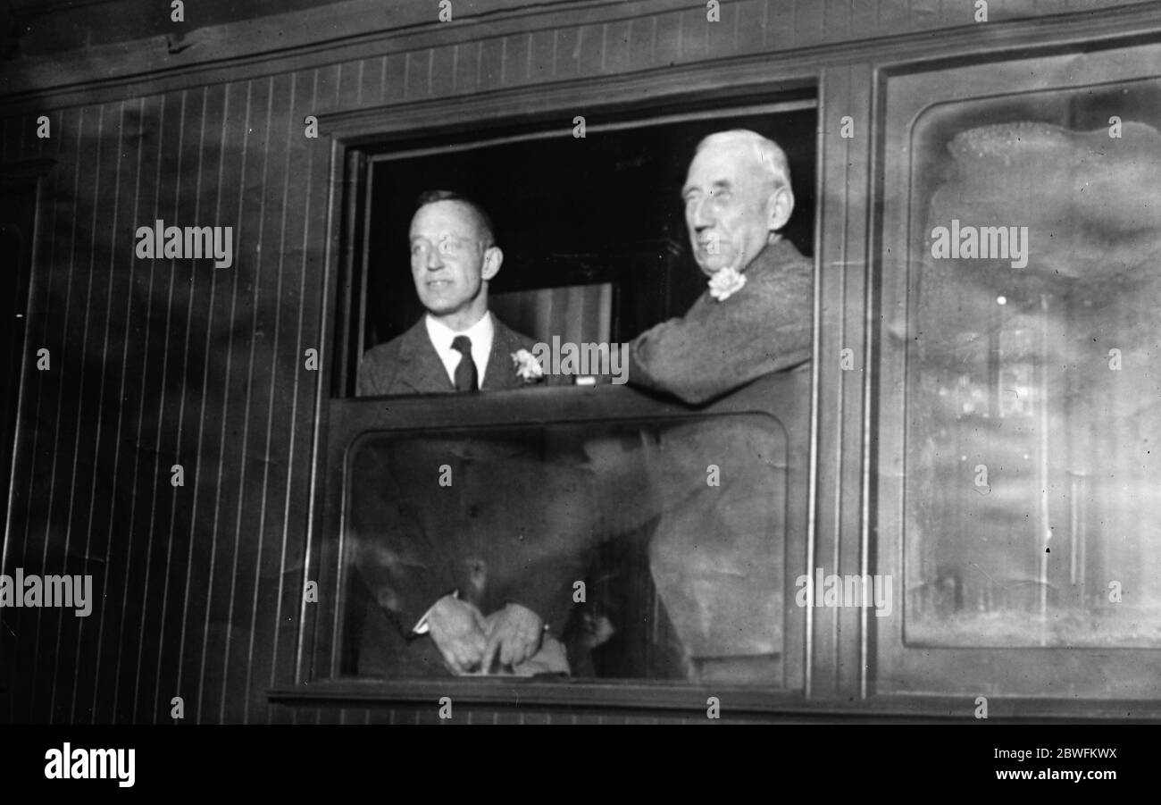 Expédition polaire Amundsen Ellsworth Capitaine Roald Amundsen ( à droite ) et Lincoln Ellsworth quittant Oslo par le express pour Tonrdhjem , d'où ils embarquent pour Spitzbergen via Tromsoe 6 avril 1925 Banque D'Images