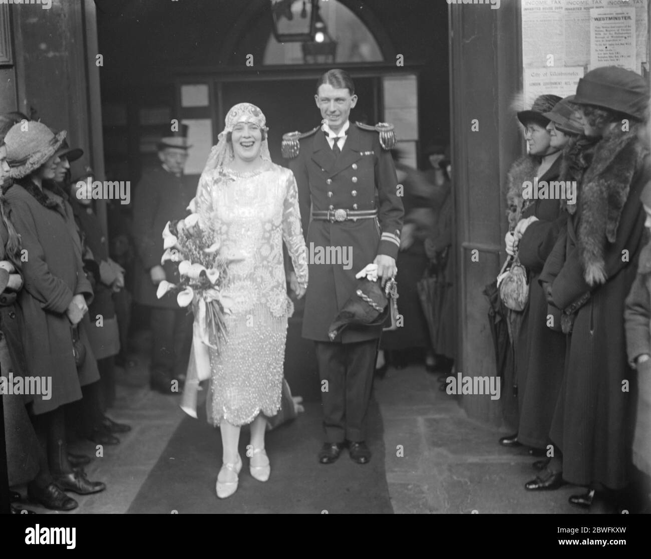 Une occasion navale . Le mariage a eu lieu à St Paul , Knightsbridge , de Lt R H Combe , RN , et Miss G Hay . Mariée et marié . 28 octobre 1924 Banque D'Images