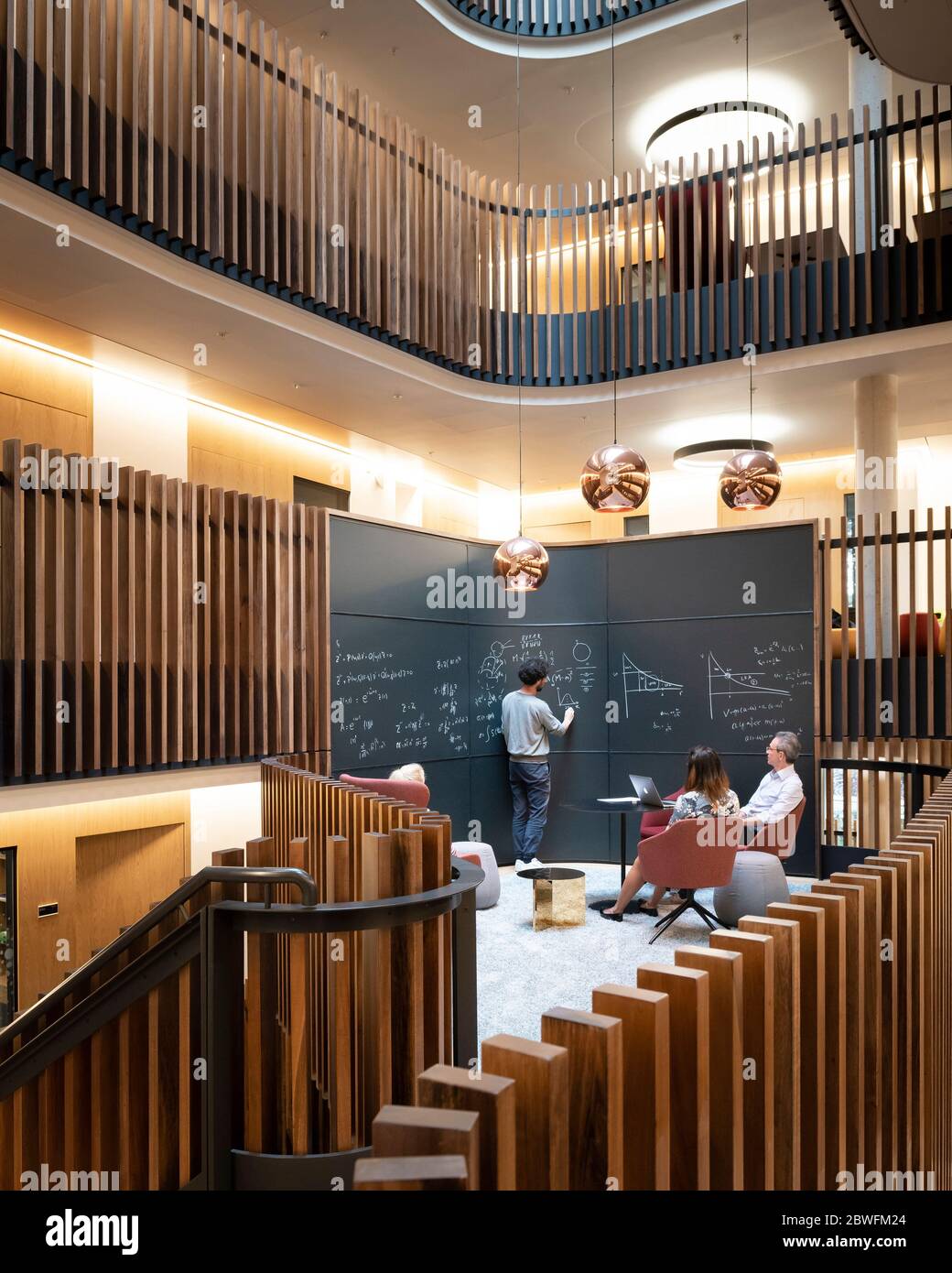 Un des tableaux noirs de l'atrium. BEECROFT Building, Oxford, Royaume-Uni. Architecte: Hawkins Brown Architects LLP, 2018. Banque D'Images