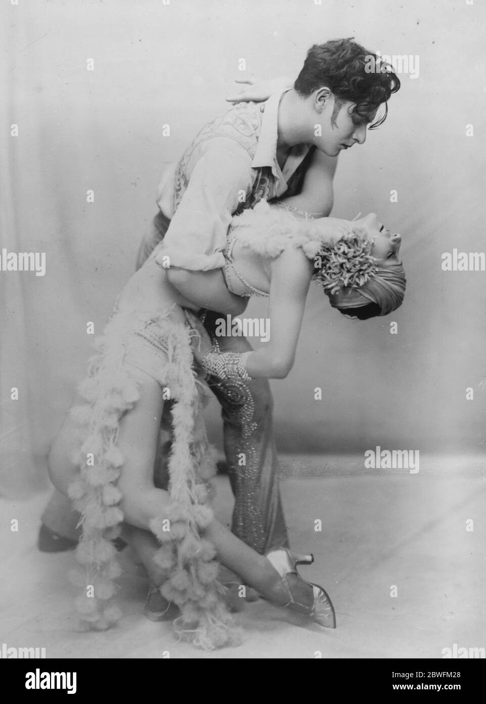 Le Tango . Rage de Paris . Mlle Edmond Guy , avec son partenaire van Duren . Banque D'Images