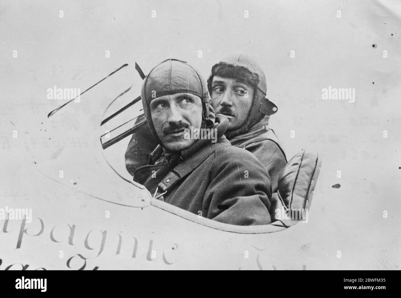 Voies aériennes commerciales vers Persia UN avion français , piloté par M Nogues , un des pilotes pilotes les plus importants sur la route commerciale vers Constantinople , a quitté Paris pour voler Persia M Nogues et son mécanicien, Moriy , en quittant le 21 septembre 1925 Banque D'Images