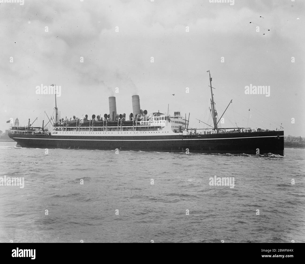 Le Montlaurier au feu . Quatre brigades combattent une grave flambée d'incendie sur le canadien Pacifique, le paquebot Montlaurier , qui se trouve dans un quai sec à Messrs . Birkenhead de Cammell Laird . Le Montlaurier . 15 avril 1925 Banque D'Images