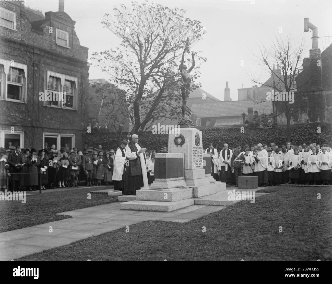 Le mémorial de la patrouille de Douvres est dévoilé Un mémorial permanent pour les hommes de la patrouille de Douvres morts dans la guerre a été consacré à Douvres par l'archevêque de Canterbury et dévoilé par le Vice-amiral Sir Roger Keyes . L'archevêque de Canterbury , qui dédie le Mémorial . 5 novembre 1924 Banque D'Images