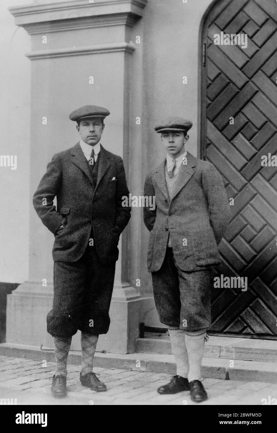 Deux futurs rois de Suède le prince héritier de Suède et son fils aîné, le prince Gustav Adolf , qui aura 19 ans en avril 25 février 1925 Banque D'Images