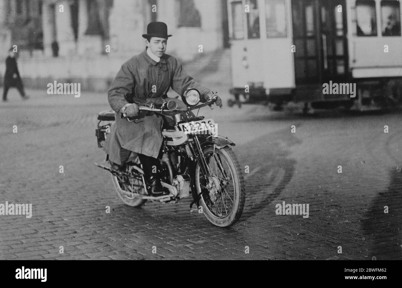Un héritier démocrate présumé Prince Gustav Adolf de Suède , fils aîné du prince héritier traversant les rues de Stockholm sur son cycle automobile , de l'anglais faisant le 25 février 1925 Banque D'Images
